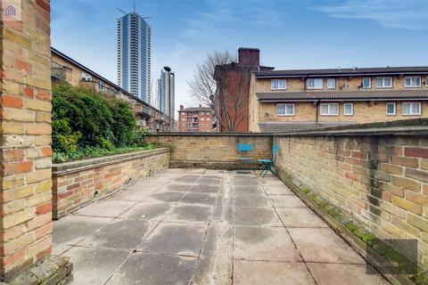 2 bedroom apartment to rent, Wesley Close, Kennington