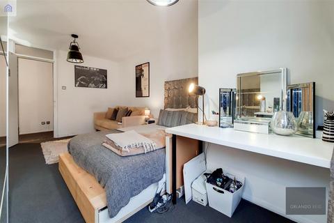 2 bedroom apartment to rent, Wesley Close, Kennington