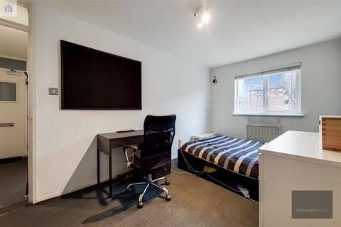 2 bedroom apartment to rent, Wesley Close, Kennington