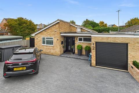 2 Elm Tree Close, Byfleet, West Byfleet, KT14 7NN