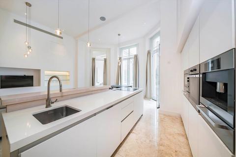 4 bedroom flat to rent, Hyde Park Gate, London SW7