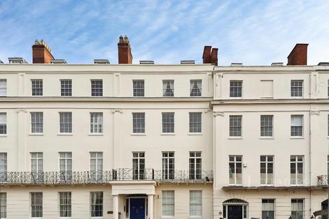 2 bedroom flat to rent, William House, 3 Parade, CV32