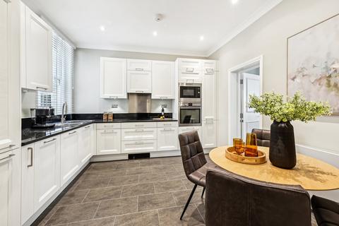 4 bedroom flat to rent, Gloucester Road, South Kensington, London