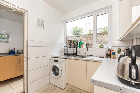 6 bedroom terraced house to rent, Brading Road, Brighton