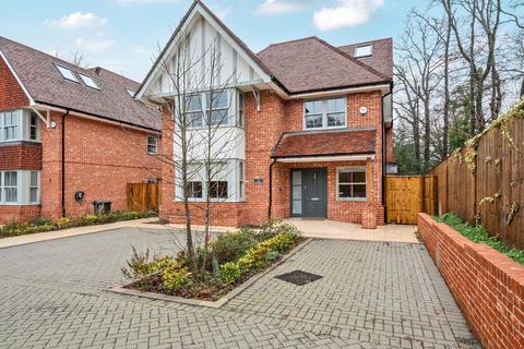 5 bedroom detached house to rent, Peliforde Place, Woking, GU22