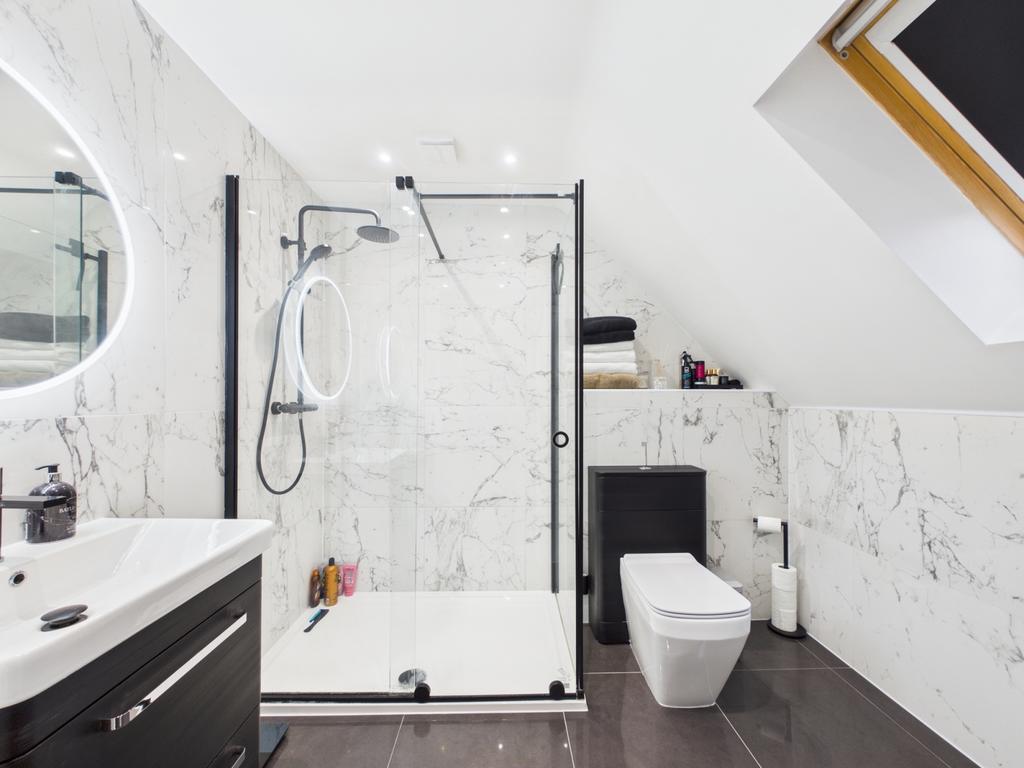 Main En-Suite