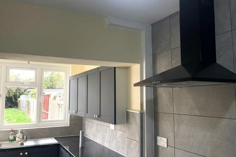 3 bedroom end of terrace house to rent, Western Avenue, Dagenham RM10