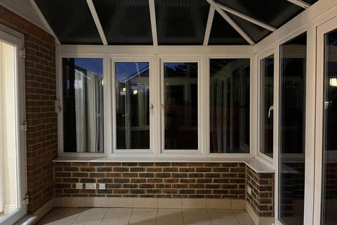 3 bedroom end of terrace house to rent, Queenhythe Crescent, Guildford GU4