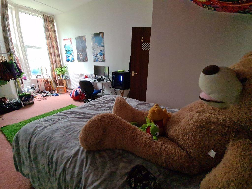 A cozy and inviting living room with natural li...