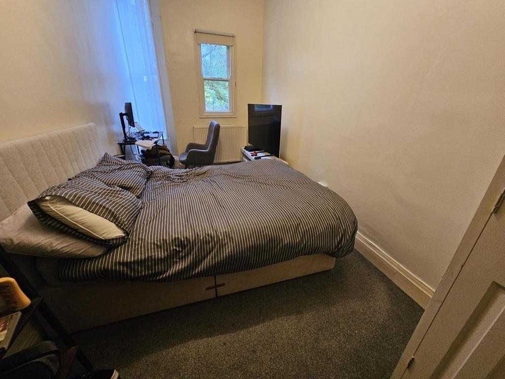 Bright, neatly presented double bedroom with a ...