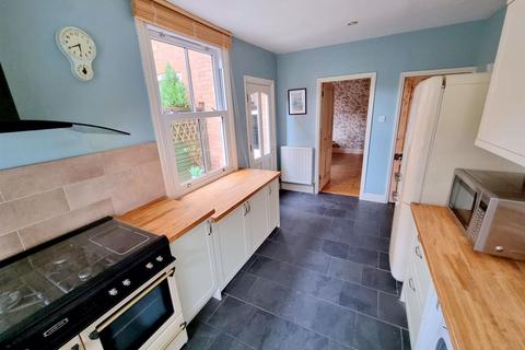 3 bedroom terraced house to rent, Chantrey Road, West Bridgford, Nottingham, NG2 7NR