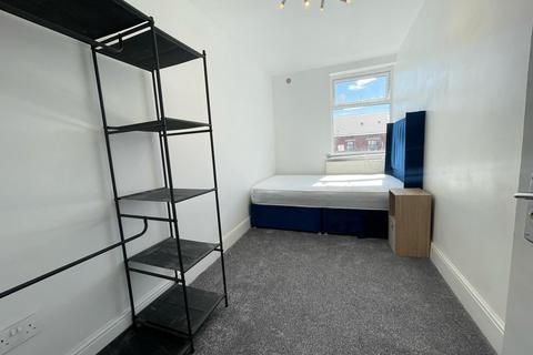 3 bedroom terraced house to rent, Liverpool Road, Eccles M30