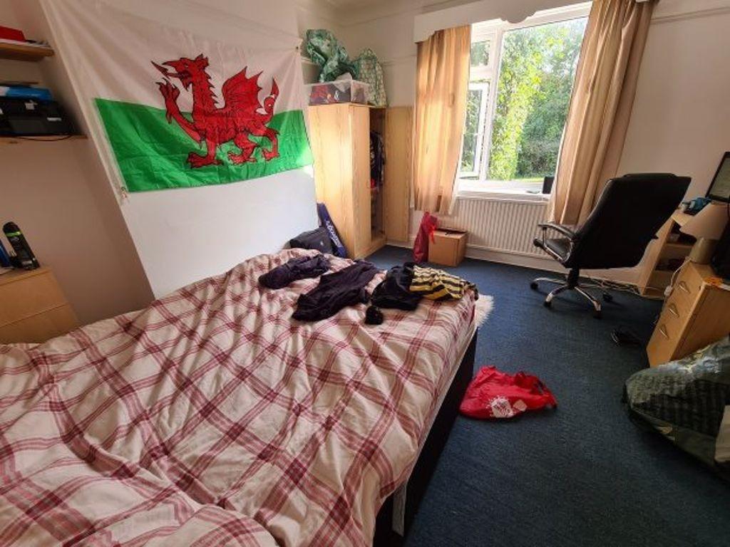 A cozy bedroom with a double bed, natural light...