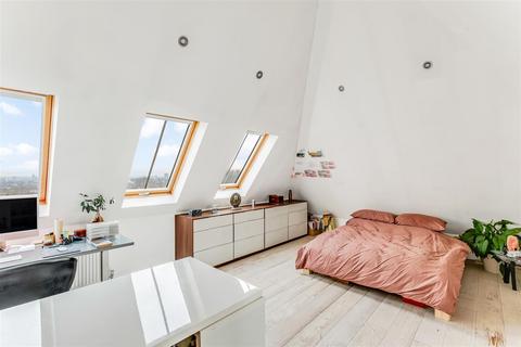 3 bedroom apartment for sale, Lyndhurst Road, Hampstead, London NW3