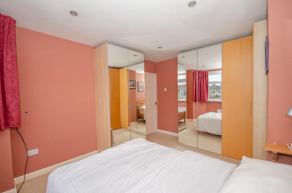 Bedroom 1 pic 2.jpg