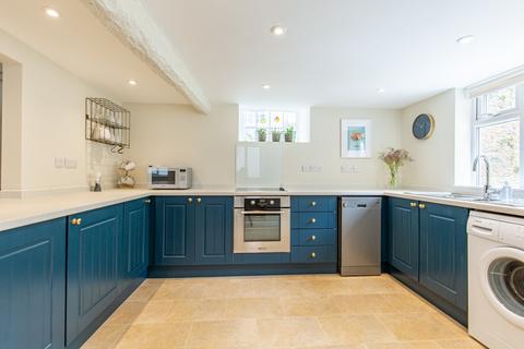 3 bedroom terraced house to rent, Central Wells