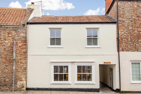 3 bedroom terraced house to rent, Central Wells