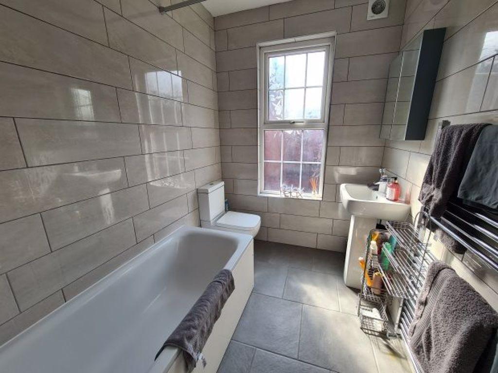 A spacious and well-maintained bathroom featuri...