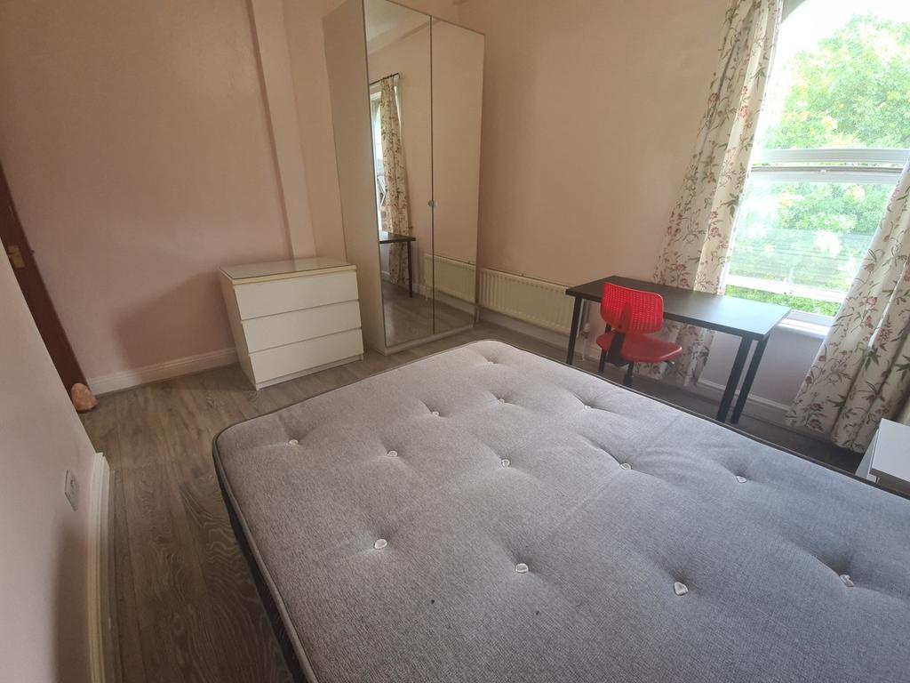 A well-maintained double bedroom featuring a co...