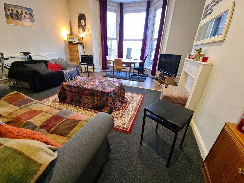 A welcoming and well-maintained living room fea...