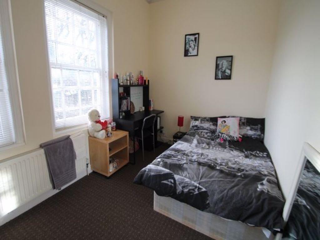 A cozy double bedroom featuring a comfortable b...