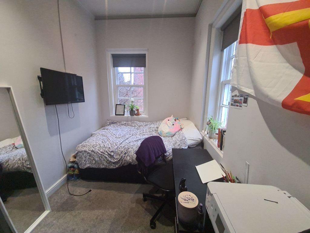 A cozy bedroom featuring a double bed with some...