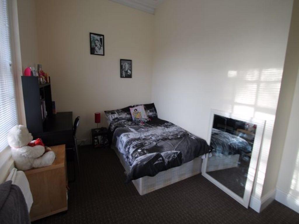 A cozy and well-maintained living room featurin...