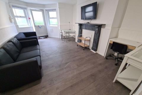 3 bedroom flat to rent, Regent Park Terrace, Leeds LS6