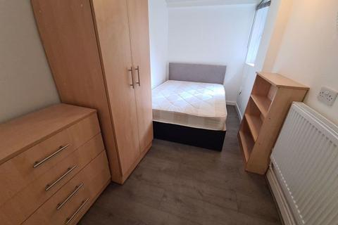 3 bedroom flat to rent, Regent Park Terrace, Leeds LS6