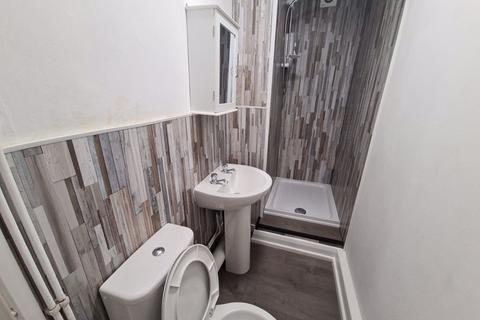 3 bedroom flat to rent, Regent Park Terrace, Leeds LS6