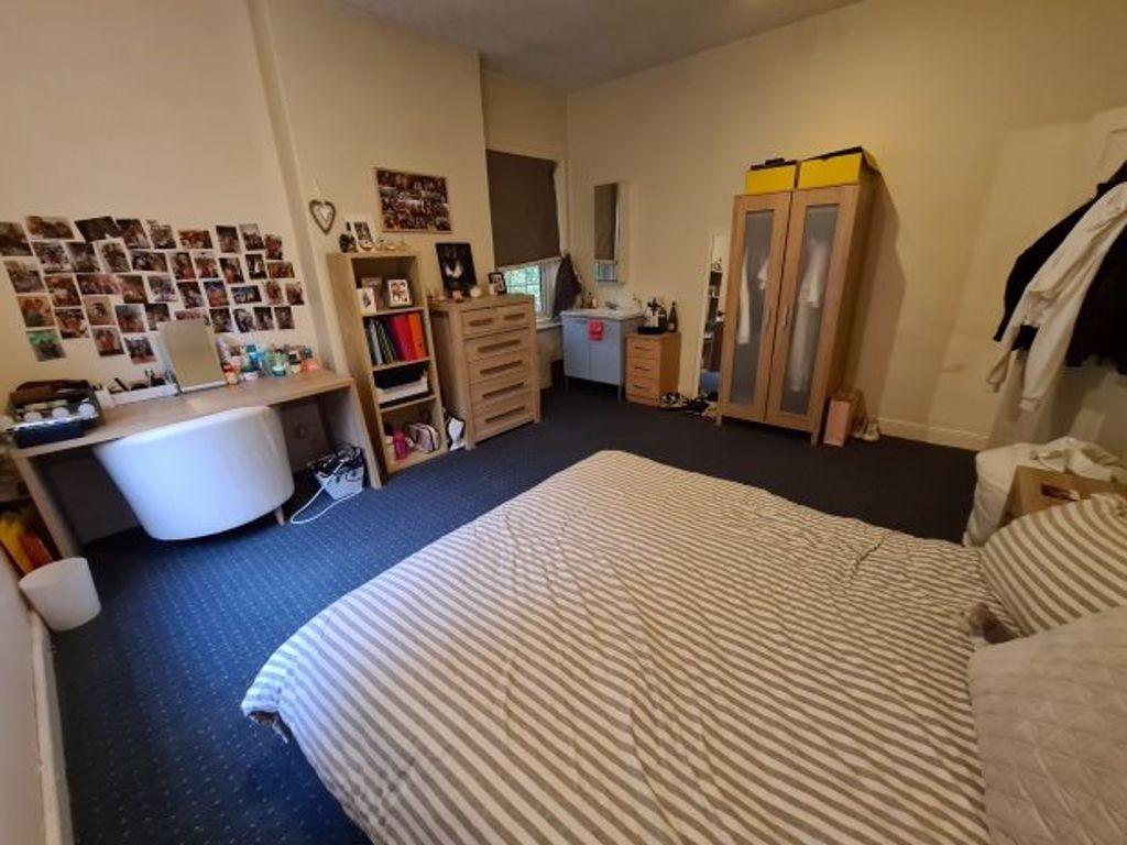 A cozy bedroom featuring a comfortable double b...