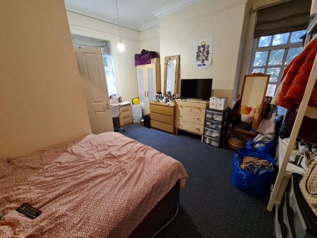 A cozy bedroom featuring a double bed with a pi...