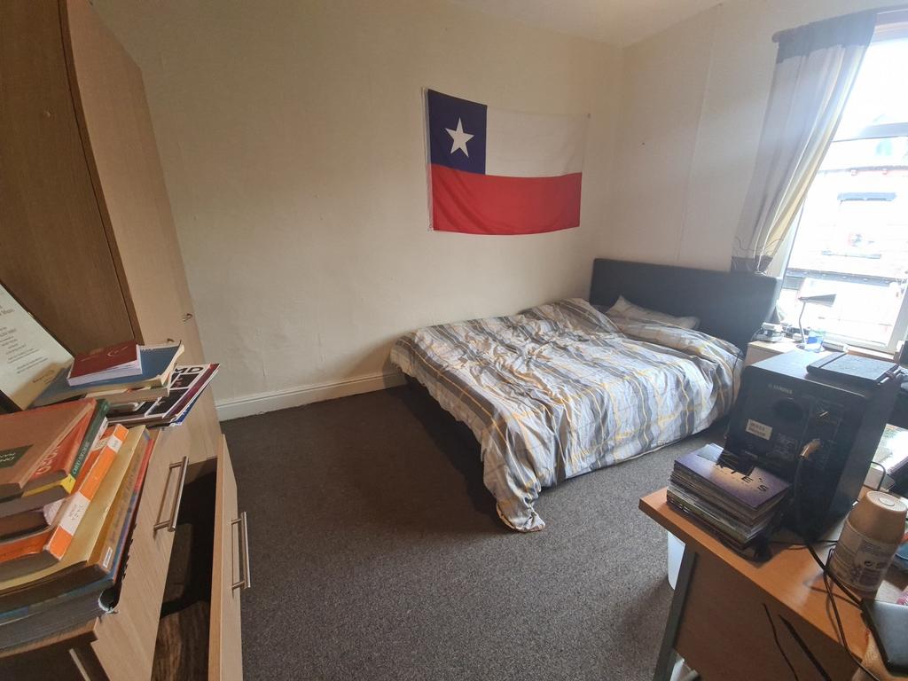 A cozy double bedroom featuring a comfortable d...