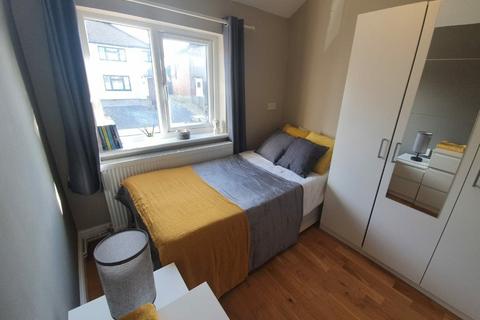 1 bedroom in a house share to rent, Glenhurst Avenue, Ruislip, HA4 7LZ