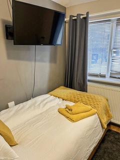 1 bedroom in a house share to rent, Glenhurst Avenue, Ruislip, HA4 7LZ