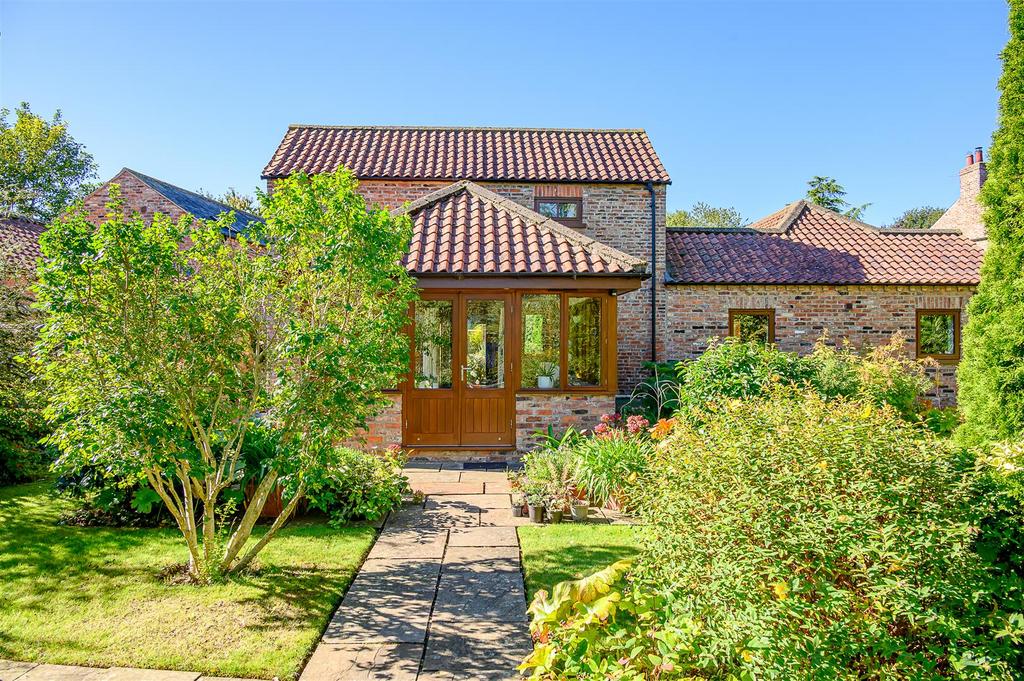GARDEN & REAR VIEW