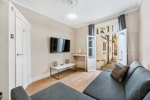 2 bedroom flat to rent, Elliott Road, London