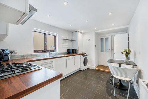 2 bedroom flat to rent, Elliott Road, London