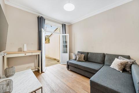2 bedroom flat to rent, Elliott Road, London