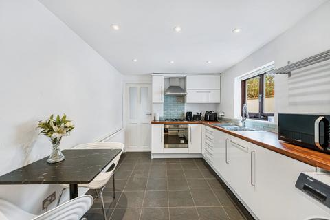 2 bedroom flat to rent, Elliott Road, London