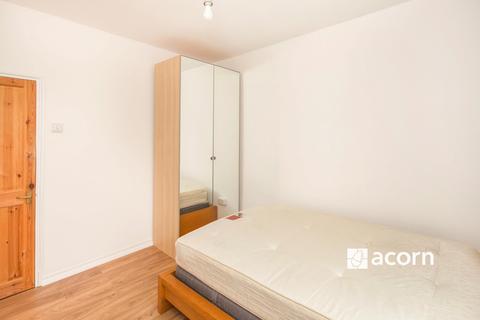 3 bedroom flat to rent, Lilford Road London SE5