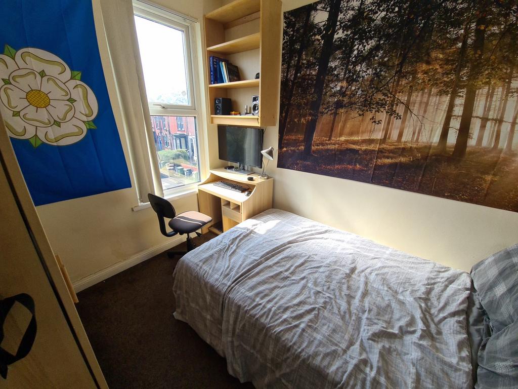 A comfortable and well-maintained student bedro...