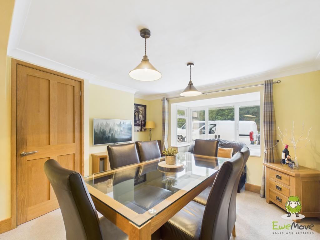 Ewe Move Estate Agents Basingstoke - Dursley Cottag
