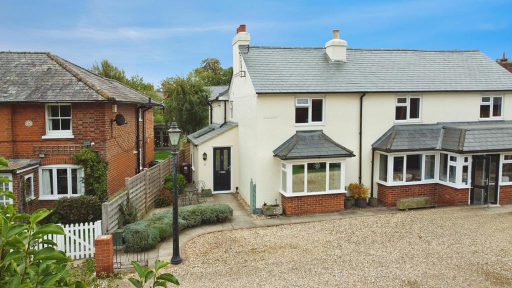 Ewe Move Estate Agents Basingstoke - Dursley Cottag