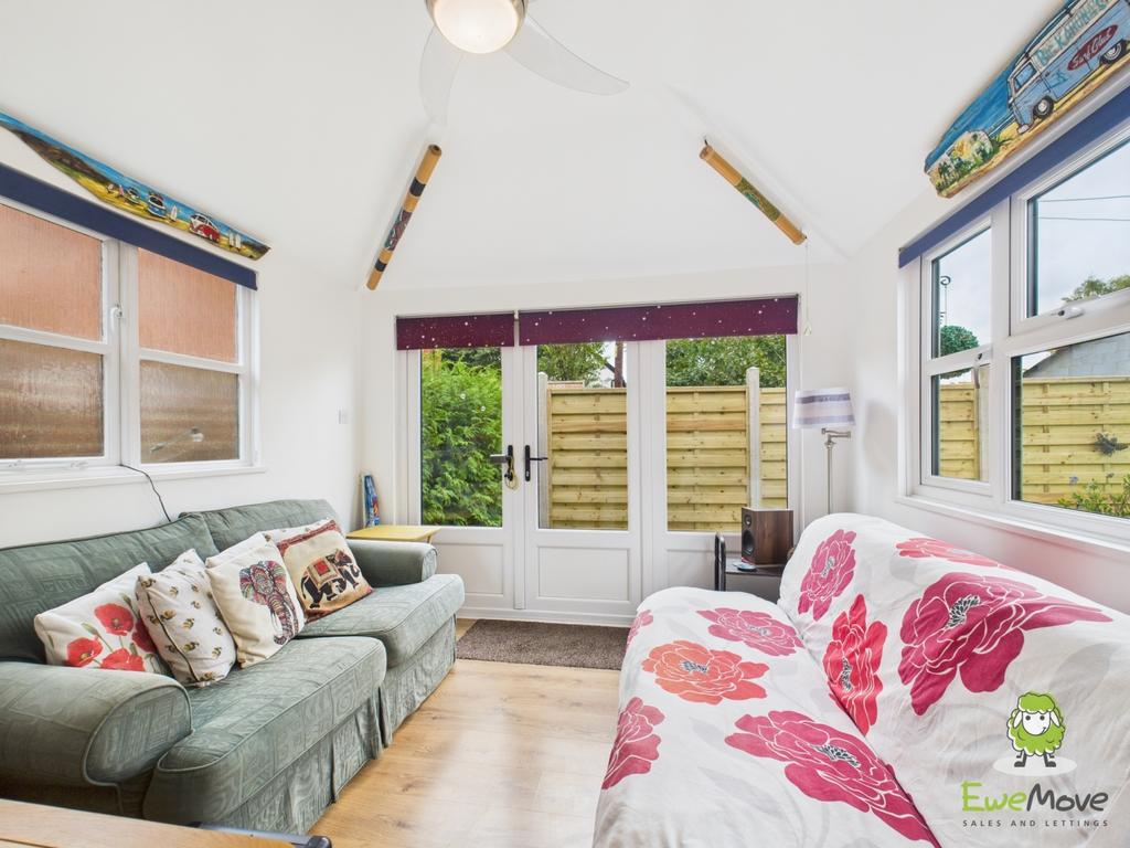 Ewe Move Estate Agents Basingstoke - Dursley Cottag