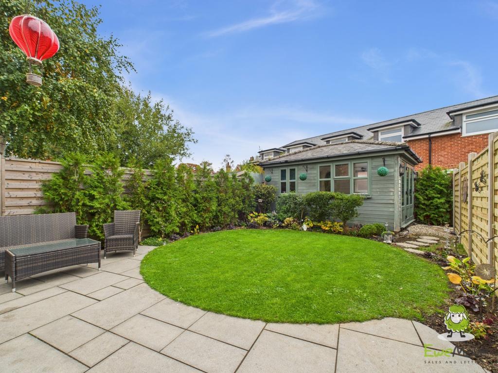 Ewe Move Estate Agents Basingstoke - Dursley Cottag