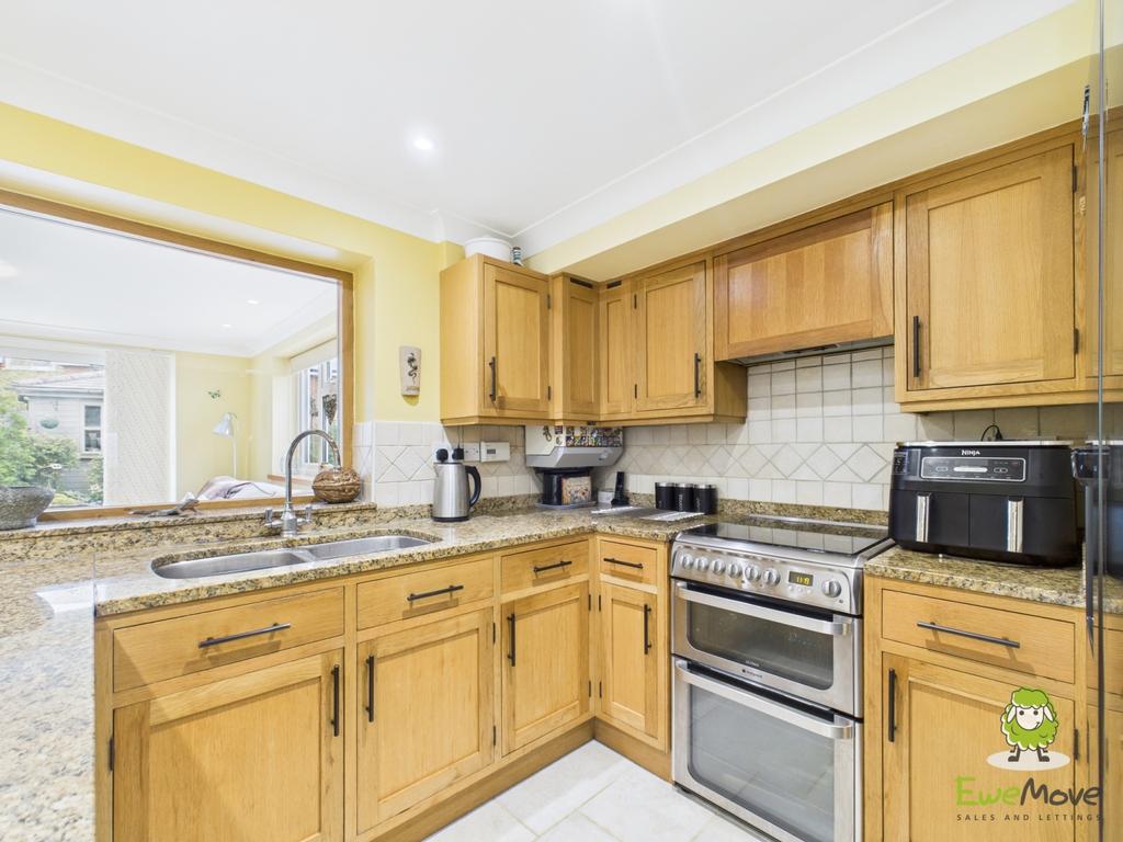 Ewe Move Estate Agents Basingstoke - Dursley Cottag