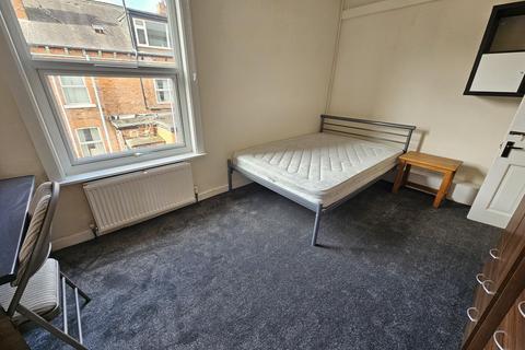 3 bedroom house to rent, Hessle View, Leeds LS6