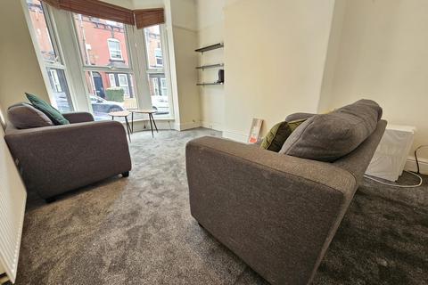 3 bedroom house to rent, Hessle View, Leeds LS6