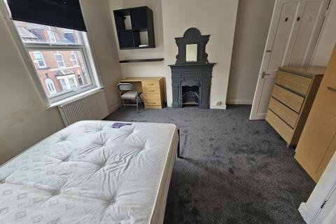 3 bedroom house to rent, Hessle View, Leeds LS6